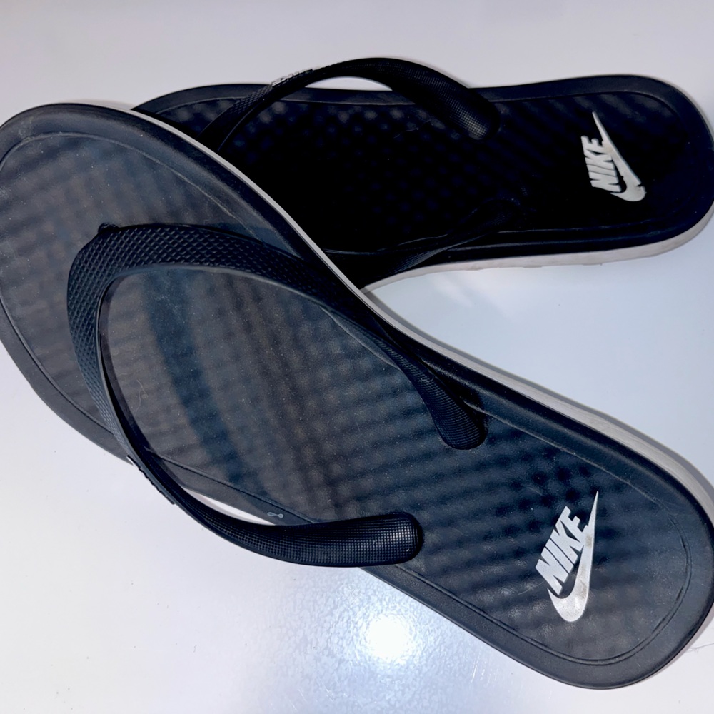 Woman’s size 6 Nike Flip Flops